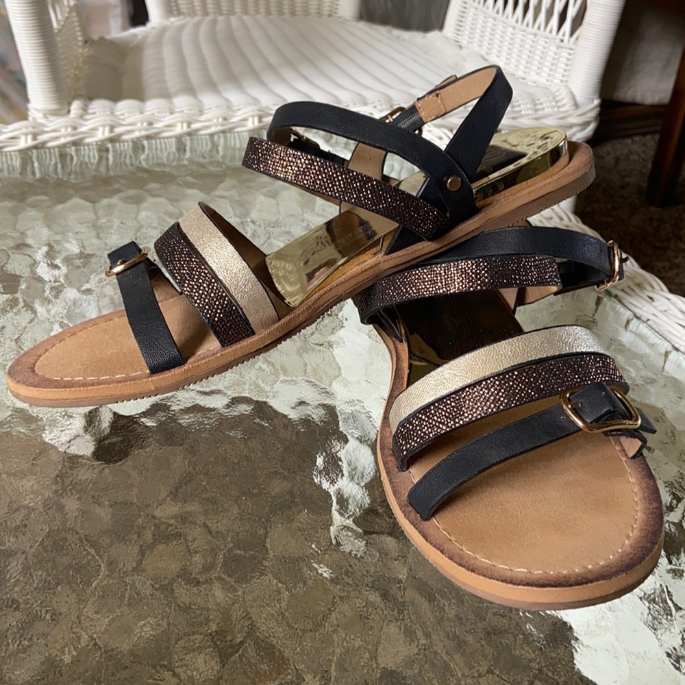 Adorable strappy sandals!